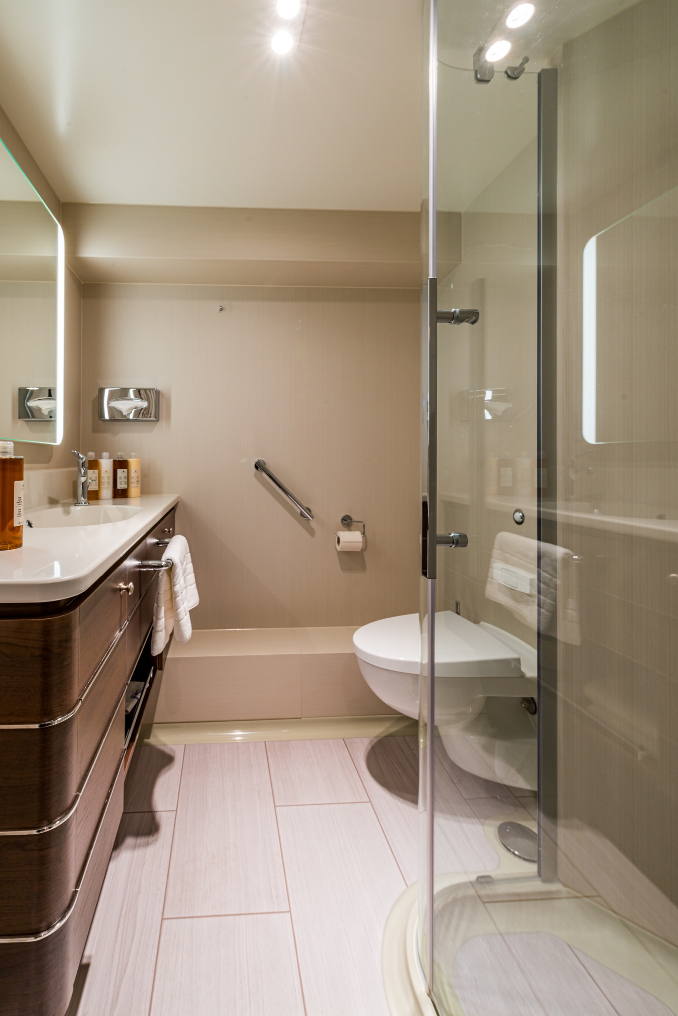Saga Spirit of Discovery Standard Cabin Bathroom - Credit Franklin & Frankln..jpg